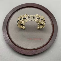 Bracciale designer Bracciale in oro canalelestro Bracciale di alta grade Metal di alta grado a doppia fila petali geometrici Set di fiocchi di neve con diamanti Bracciale industriale pesante Womens
