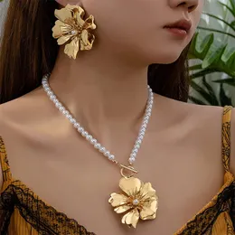 2PCS Personality Trendy Goldplated Metallic Flower Necklace for Women Wedding Minimalist Fashionable Earring Jewelry Set 240511
