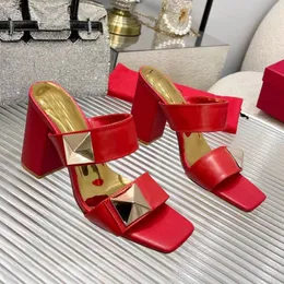 Snygga läder kvinnors högklackade tofflor sommardesigner bildspel sandaler sexiga chunky festskor högkvalitativa bröllopskor designer pil cleats med låda