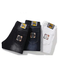 Jeans bianchi in forma slim alla moda di fascia italiana per uomini con piccoli piedi, versione coreana di pantaloni casual elasticizzanti estivi alla moda