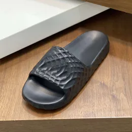 Nya tofflor män gummi glid sommarstrand sandal designer utomhus plattskor med ruta 562