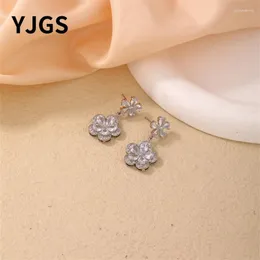 Brincos de balanço YJGs Long Plum Blossom Zircon Flower Fashion Classic Versátil requintado para mulheres