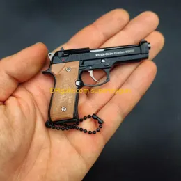 1: 3 M92 Сплав сплав с сплава игрушечный пистолет модель съемный изысканный металлический мини -мини -брелок выглядит настоящая фальшивая коллекция пистолета Fidget Toy Gifts для взрослых мальчиков подарки на день рождения