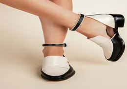 Питч -обратная сторона пряжка открытые женские сандалии Большой размер 4043 Леди Сандаль рядом с крышкой пятки на каблуке санальс.