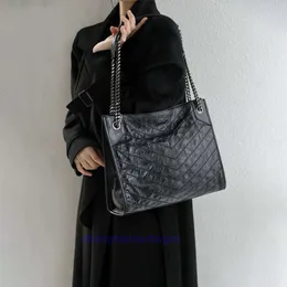 Дизайнерский рюкзак соломенная сумка блуждающая сумка yl подмышетка пакета женщин с большим мощностью пригородная сумка Черная двойная цепная плеч