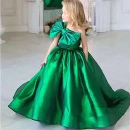 One Schulter Kinder formelle Kleider Emerald Green Satin Girls Weihnachten Birthaday Party Kleid Fliege Keiles erprallter Rock Kleinkind Festzug Kleid 0516