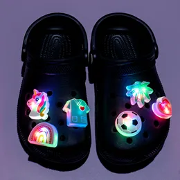 Akcesoria części butów LED uroków świetliste dekoracje Pins for Woman Men Sowa sowa świecąca sandał