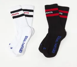 Neue Stil Vetements Men039s Schwarze weiße Strümpfe Eröffnung von Men039s Sphort Sockings Buchstaben in den Rohrbaumwollsocken8900522