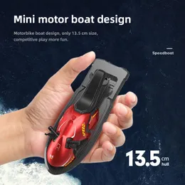 Mini RC Boat Children Toys 2.4G Remote Control Modeboboat A alta velocità Spettacolo CONTROLLO BAMBINI Modello elettrico Toys 240516