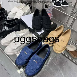 Chanells Schuhkanalschuhe Intercoking C Kleidungsschuhe Registerkarte Turn -Lock -Stammschützer 2024 Spring Frauen Moccasin Flats Lambskin mit goldenen Schnalle Sandalen Luxu