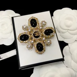 Erkek Kadın Takım Kapı Pin Broş Moda Tasarımcı Marka C Çift Mektup Broş Lüks Altın Kaplama Düğün Giyim Takı Aksesuarları