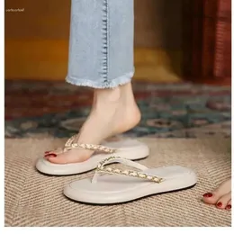 Sandallar Yaz 2024 Koreli versiyonda kalın-sollanmış kokulu parmak arası terlikler, yabancı tra v cha 481 d 6f68 adına bacak zinciri giydi