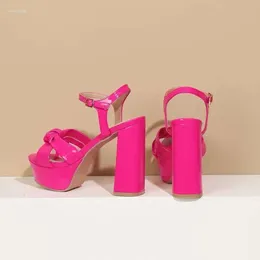 Sandálias 2024 Designers Mulheres Zapatos Mujer Peep Toe Saltos altos grossos 12,5 cm Sapatos de plataforma de casamento mais A-0133 V 630 D 05d7 057
