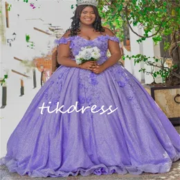 Роскошные платья Lilac quinceanera charro 2024 Элегантные плечи 3D цветочные цветы плюс размер Vestios de 15 XV Anos блеск шестнадцать платье на день рождения.