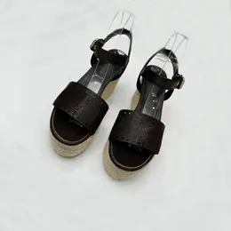 Lüks Sandalet Kadın Yüksek Topuklu Kıdemli Moda Tasarımcı Ayakkabı Mektup Düğün Yemeği Kadın Sandaletleri 35-41