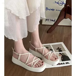 Fairy Style Simple Ins Sandals Универсальная толстая подошва для женщин 2024 Summer Wear Beach Roman Time Time Limited в вератильной обуви 138 D 28ab