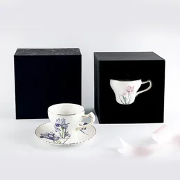 カップソーサー1セットヨーロッパの象牙の磁器ティーカップとソーサードリンクウェアセラミックコーヒーカップバラの花のセットキッチンギフト