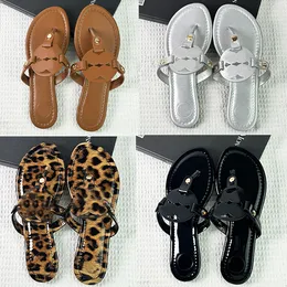 2024 Designer Sandaler Kvinnor Sandaler Summer Slippers Fashionable Mutil-Colorful Outdoor Platform Shoes Beach Patent Leather and Matte Flip Flops Flop Casual Shoes