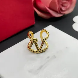 Projektantka kobieta vlogo luksus z kamieniami bocznymi Pierścień mody v metalowy diament perłowy biżuteria złota pierścionki kobiety obrączki Tyee
