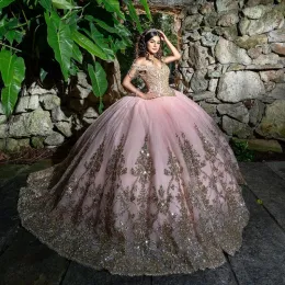 Klänningar rosa glitterade av axeln quinceanera klänning 2024 guld applique spets pärlor vestidos prom vestidos de baile klänning söt 15 16