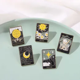 Tarot Enomel Pin Custom Sun Moon Stars Gothic Skoleton Brooche Bról Lapel Bag Punk Dark Witch Pins for Kids Dhl