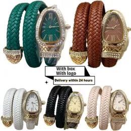 Tamanho de 32 mm do relógio feminino adota a tira de couro, a forma de servir dupla, forma de cobra, movimento de quartzo importado de diamante extravagante Relógio de designer com caixa