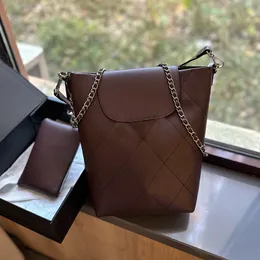 Luxury Bag Designer Tote bolsa bolsa de balde de bolsa de diamante Cadeia de grãos de diamante coreano Materia de ombro de textura Moda de nicho retro casual saco de balde simples