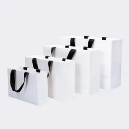 Weiße Einkaufstaschen mit Bandhandlesblack Kraftpapier für Weihnachten Hochzeitskleiderschuhe Geschenkbox Bussiness Verpackung 240517