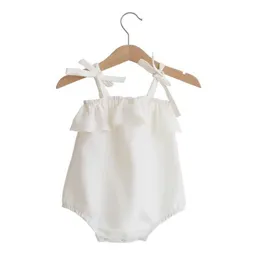 Rompers Neugeborenes Baby Jumpsuit reine Baumwolle Faltene Kante Schieber schultergurtspielanzug ein Stück Baby Kleidung Jumpsuit D240516