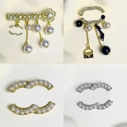 Women Lovers Designer Spettaio Ragazza romantica Girl 18K Oro Crystal Brand Letter Pins Pins Fedding Gioielli Regali di Natale Dropi
