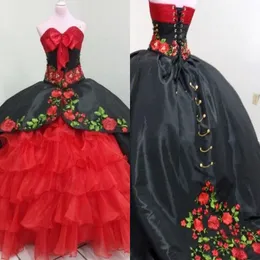2023 ثياب Quinceanera ذات اللون الأحمر الأسود منتفخ ، قطار طويل الأزهار ، لؤلؤي ، ثوب كرة قوس بلا حمالات.