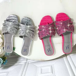 Projektanści Sandały Kapcie do damskiego pantofla Nowa marka Gina Ladies Flats Obcasy Sandałowe buty mody z diamentem 2024
