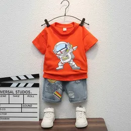 Kleidungssets Sommer Neue Jungen Kleidung Cartoon Sport T-Shirt + zerrissene Denim-Shorts für Kleinkind-Säuglingskleidung Casual Outfits Y240515