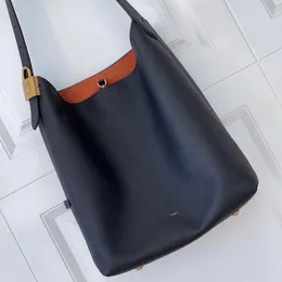 9A Designerväska låg nyckel medium handväska med mjuka kohud eleganta linjer och mocka foder för en trendig enkel komposithandväskor
