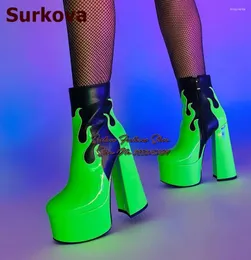 Сапоги Surkova неоновая зеленая патентная кожа странная кусочка каблука лодыжка черная матовая факела в форме швоки короткие коротки высокие платформы
