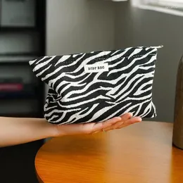 Bolsas de cosméticos djdf preto branco zebra listras femininas saco feminina armazenamento de cuidados com a pele de poliéster portátil higiene pessoal de grande capacidade