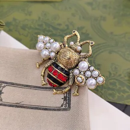 Serie di api di api di lusso con cristal di perle incorniciata che può essere bloccato su una cintura da tasca da tasca per collare o un regalo per abito da sera