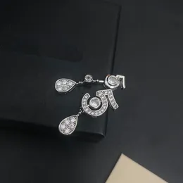 デザイナーブティック925シルバーメッキイヤリング真新しい小さなダイヤモンドペンダントペアのデジタルファッションイヤリングカジュアルレディング高品質のイヤリングボックス