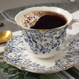 Bone Cina British Blue and White Coffee Cups Saucers Set Ceramic Retro European Luce di lusso floreale Tè Tazza di tè 240510 240510