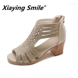 Tofflor xiaying leende sommarkoreansk version av strass kvinnor skor fisk mun vilda mode höga klackar tjocka med romerska sandaler