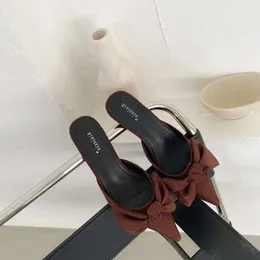 Pół sandały na kapciach poślizgowych kobiet Koktajl Muły Muły Outdoorowe pompy na zewnątrz Mokorki o niskim obcasie