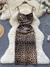 Повседневные платья пена сексуальные леопардовые печатные платья для вечеринки женщины Элегантное атласное спагетти ремешок рукавой рука