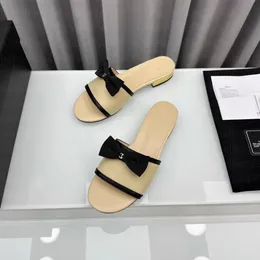 Дизайнерские женские полые сандалии летние женские переполнения двойных букв тапочки резиновые плоские туфли модные пляжные женские тапочки 35-40