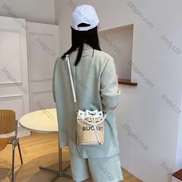 2024 مصممين حمل Womensummer حقيبة الكتف حقيبة الكتف الحقيمة Luxurys Grass Weaving Clutch Crossbody Bag Leatherchain Bag 10
