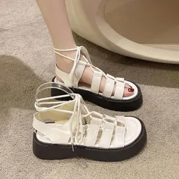 Sandały rzymskie kobiety letnia platforma modowa Ins Koreańskie japońskie kapcie na zewnątrz Eleganckie sznurki college'u butów 16d