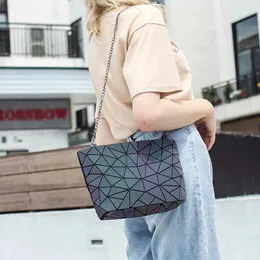 Сумки на плечах Oln Fashion Luminous Geometric Bag Женская повседневная цепная цепь Женская дизайнерская дизайнерская сумочка девушка Crossbody Satchels 2024