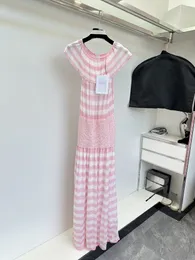 봄과 여름의 파리 그랜드 팰리스 런웨이 시리즈의 멋진 핑크 스트라이프 드레스