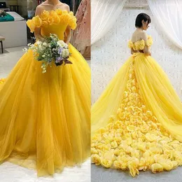 Handgemachte Blumen Prinzessin Quinceanera Kleid von der Schulter langen Zug gelber Tüll Maskerade Ball Abschlussball Kleid süß 16 Geburtstagsfeierkleid