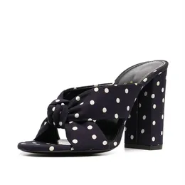 2024 Новые кожаные сандалии овчарки коренастые высокие каблуки насосы Женщины Slapper Summer Peep-Toe с открытыми пальцами на носах.