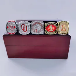 5pcs/set 1985 2000 Oklahoma Sooners Team Souvenir Champions Championship Ring con Display Wooden Fan Reg Regone Delivery Dhjvs Dhjvs